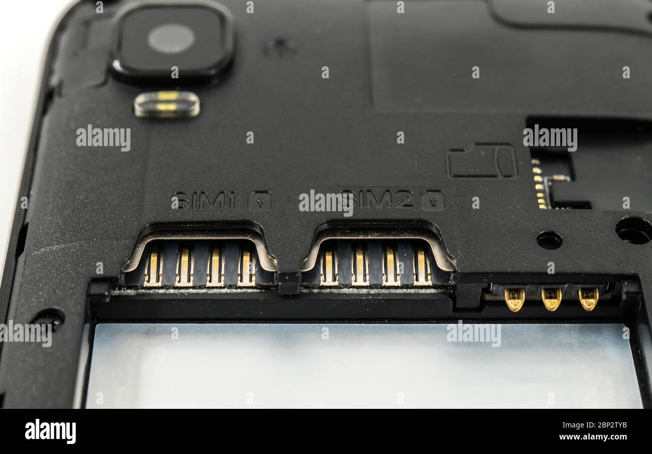 Steckplatz für Dual-SIM-Karten und sd-Karte, auf einem Handy, Handy, Smartphone Nahaufnahme Makro Detail, isoliert auf weißem Hintergrund Stockfoto