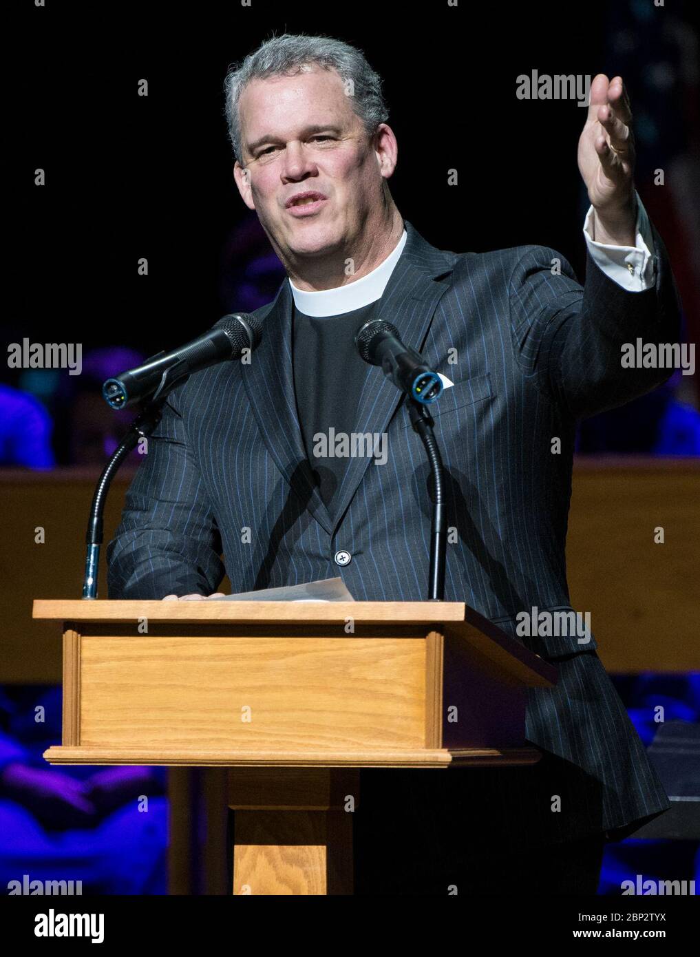 Geist von Apollo - 50. Jahrestag von Apollo 8 der Reverend Randy Hollerith, Dekan der Washington National Cathedral, spricht zu Beginn der Veranstaltung des Smithsonian National Air and Space Museum's Geist von Apollo zum 50. Jahrestag von Apollo 8, Dienstag, 11. Dezember, 2018 in der Washington National Cathedral in Washington, DC. Apollo 8 war die erste Reise der Menschheit in eine andere Welt, die die Astronauten Frank Borman, Jim Lovell und William anders im Dezember 1968 zum Mond und zurück nahm. Stockfoto