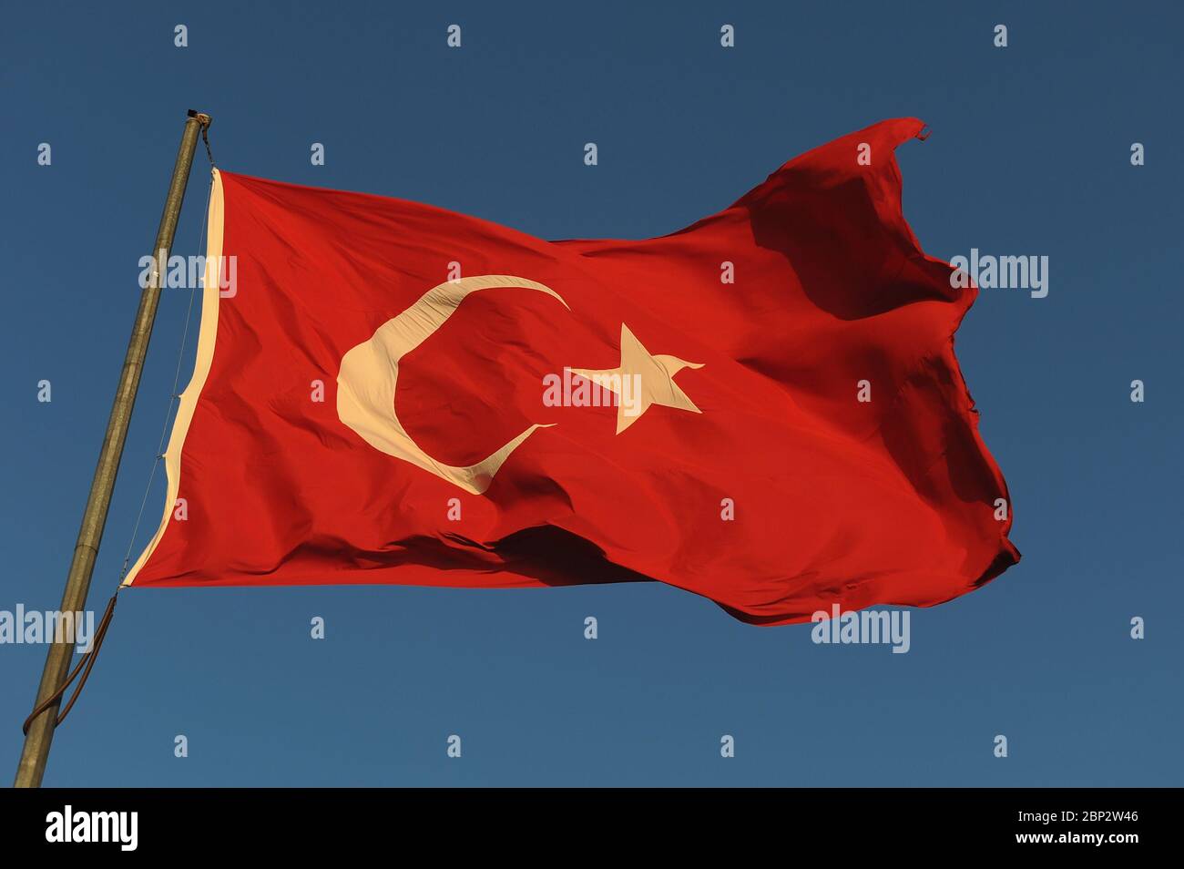 Türkische Flagge gegen einen blauen Himmel Stockfoto