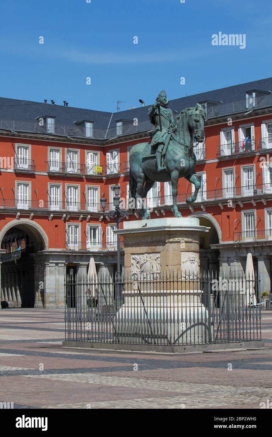 Allgemeine Ansicht des leeren Madrid während der Krise des Coronavirus. Im Bild: Plaza Mayor con estatua de Felipe III. Stockfoto