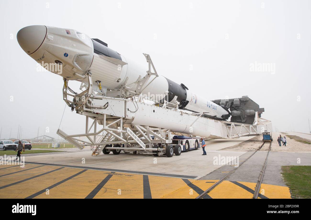 SpaceX Demo-1 Rollout EINE SpaceX Falcon 9 Rakete mit dem Crew Dragon Raumschiff an Bord des Unternehmens wird gesehen, wie es aus der horizontalen Integrationseinrichtung am Launch Complex 39A rollt, während die Vorbereitungen für die Demo-1 Mission, 28. Februar 2019 im Kennedy Space Center in Florida fortgesetzt werden. Die Demo-1 Mission wird der erste Start eines kommerziell gebauten und betriebenen amerikanischen Raumschiffs- und Raumfahrtsystems sein, das für Menschen als Teil des NASA Commercial Crew Programms entwickelt wurde. Die Mission, die derzeit für einen Start um 2:49 Uhr am 2. März vorgesehen ist, dient als End-to-End-Test der Systemfunktionen Stockfoto