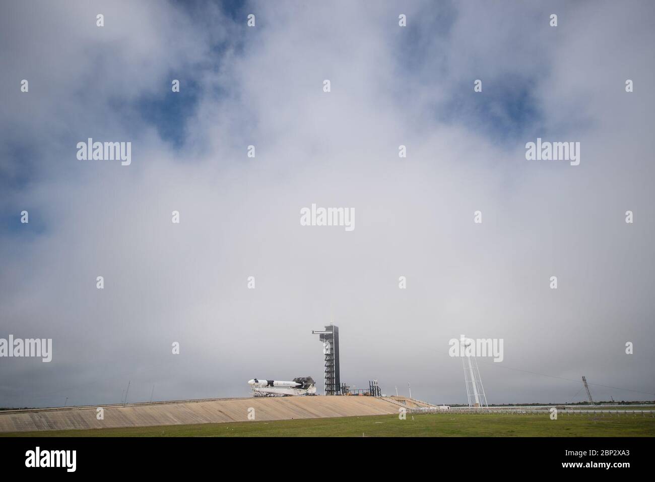 SpaceX Demo-1 Rollout EINE SpaceX Falcon 9 Rakete mit dem Crew Dragon Raumschiff an Bord wird gesehen, wie es auf die Startrampe beim Launch Complex 39A gerollt wird, während die Vorbereitungen für die Demo-1 Mission, 28. Februar 2019 im Kennedy Space Center in Florida fortgesetzt werden. Die Demo-1 Mission wird der erste Start eines kommerziell gebauten und betriebenen amerikanischen Raumschiffs- und Raumfahrtsystems sein, das für Menschen als Teil des NASA Commercial Crew Programms entwickelt wurde. Die Mission, die derzeit für einen Start um 2:49 Uhr am 2. März vorgesehen ist, dient als End-to-End-Test der Systemfunktionen Stockfoto