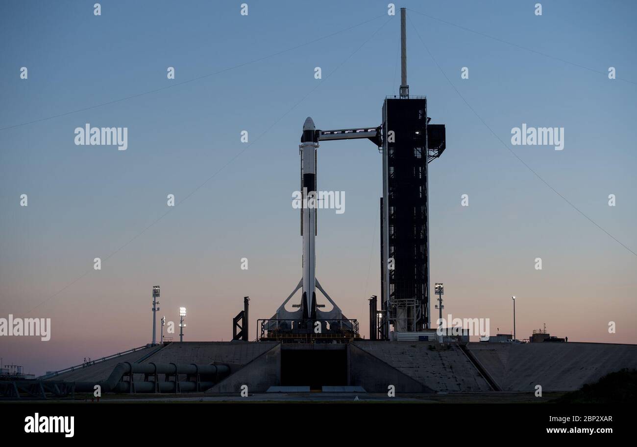 SpaceX Demo-1 Rollout EINE SpaceX Falcon 9 Rakete mit dem Crew Dragon Raumschiff an Bord ist zu sehen, nachdem er in einer vertikalen Position auf der Startrampe am Launch Complex 39A als Vorbereitungen für die Demo-1 Mission, 28. Februar 2019 im Kennedy Space Center in Florida fortgesetzt. Die Demo-1 Mission wird der erste Start eines kommerziell gebauten und betriebenen amerikanischen Raumschiffs- und Raumfahrtsystems sein, das für Menschen als Teil des NASA Commercial Crew Programms entwickelt wurde. Die Mission, die derzeit für einen Start um 2:49 Uhr am 2. März vorgesehen ist, dient als End-to-End-Test der Systemfunktionen. Stockfoto