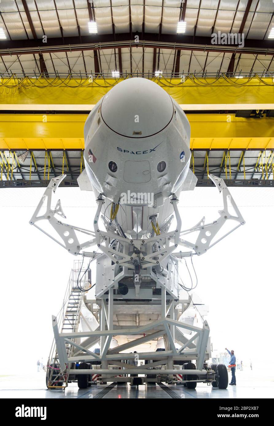 SpaceX Demo-1 Rollout EINE SpaceX Falcon 9 Rakete mit dem Crew Dragon Raumschiff an Bord des Unternehmens wird gesehen, wie es aus der horizontalen Integrationseinrichtung am Launch Complex 39A rollt, während die Vorbereitungen für die Demo-1 Mission, 28. Februar 2019 im Kennedy Space Center in Florida fortgesetzt werden. Die Demo-1 Mission wird der erste Start eines kommerziell gebauten und betriebenen amerikanischen Raumschiffs- und Raumfahrtsystems sein, das für Menschen als Teil des NASA Commercial Crew Programms entwickelt wurde. Die Mission, die derzeit für einen Start um 2:49 Uhr am 2. März vorgesehen ist, dient als End-to-End-Test der Systemfunktionen Stockfoto