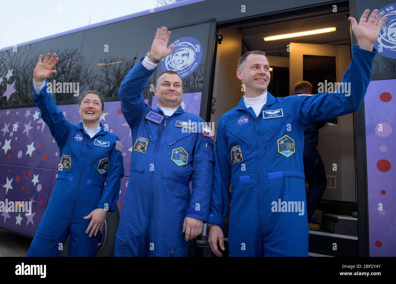 Expedition 59 Hotel Abreise Expedition 59 Crewmemebris, Christina Koch von der NASA, links, Alexey Ovchinin von Roskosmos, Zentrum, und Nick Hague von der NASA verabschieden sich, als sie das Kosmonauten-Hotel verlassen, bevor sie Sojus zur Internationalen Raumstation, Donnerstag, 14. März 2019, in Baikonur, Kasachstan starten. Hague, Koch und Ovchinin starteten am 14. März, US-Zeit, mit der Sojus MS-12-Sonde vom Kosmodrom Baikonur für eine sechseinhalb-monatige Mission auf der Internationalen Raumstation. Stockfoto