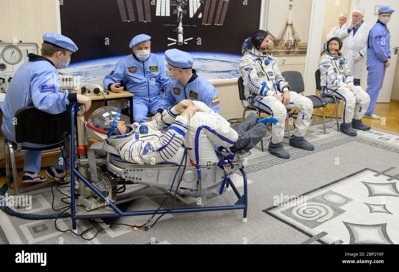 Expedition 59 Preflight-Expedition 59 Kosmonaut Alexey Ovchinin aus Roskosmos, links zurückliegend, Nick Hague und Christina Koch von der NASA, rechts, lassen ihre Sokol-Anzüge vor dem Start einer Sojus-Rakete am Donnerstag, 14. März 2019, auf dem Kosmodrom Baikonur in Kasachstan prüfen. Hague, Koch und Ovchinin starteten am 14. März, US-Zeit, mit der Sojus MS-12-Sonde vom Kosmodrom Baikonur für eine sechseinhalb-monatige Mission auf der Internationalen Raumstation. Stockfoto