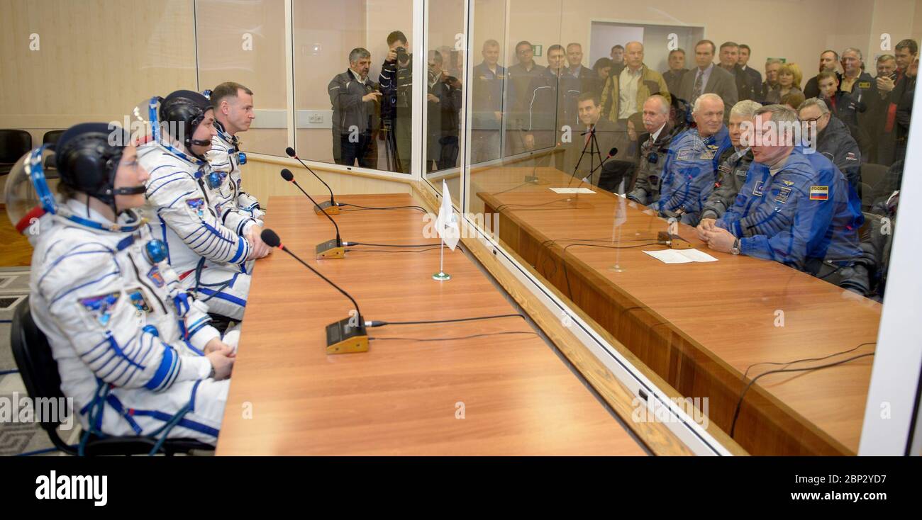 Expedition 59 Preflight Expedition 59 Besatzungsmitglieder Christina Koch von der NASA, Alexey Ovchinin von Roskosmos und Nick Hague von der NASA, sprechen vor ihrem Start am Donnerstag, 14. März 2019, mit Familie und Missionsmanagement im Kosmodrom Baikonur in Kasachstan. Hague, Koch und Ovchinin starteten am 14. März, US-Zeit, mit der Sojus MS-12-Sonde vom Kosmodrom Baikonur für eine sechseinhalb-monatige Mission auf der Internationalen Raumstation. Stockfoto