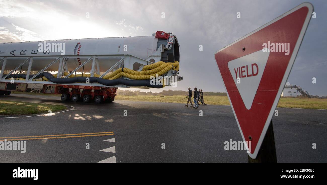 Northrop Grumman Antares CRS-11 Rollout EINE Northrop Grumman Antares-Rakete wird gesehen, als sie am Montag, 15. April 2019, in der Wallops Flight Facility der NASA in Virginia nach Pad-0A rollt. Northrop Grummans 11. Vertraglich vereinbarte Frachtnachversorgung Mission mit NASA zur Internationalen Raumstation wird rund 7,600 Pfund Wissenschaft und Forschung, Crew-Lieferungen und Fahrzeug-Hardware an das Orbitallabor und seine Crew liefern. Stockfoto