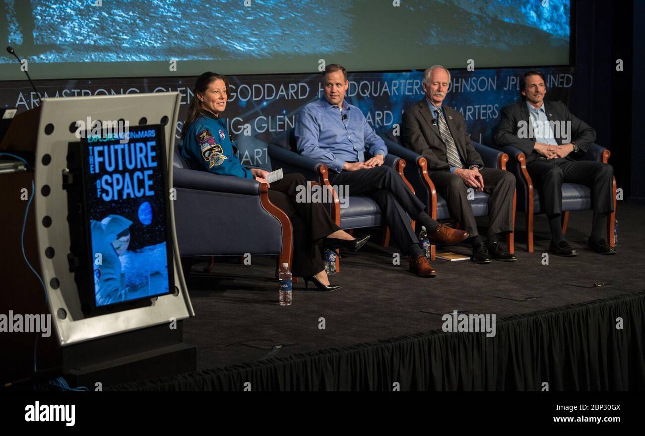 Am 29. April 2019 moderierte NASA-Astronaut Tracy Caldwell Dyson eine Podiumsdiskussion auf der Future of Space MINT in Washington, D.C. die Veranstaltung führte zu einem Gespräch mit NASA-Administrator Jim Bridenstine und anderen NASA-Führern über Weltraumforschung und MINT-Karriere. Stockfoto