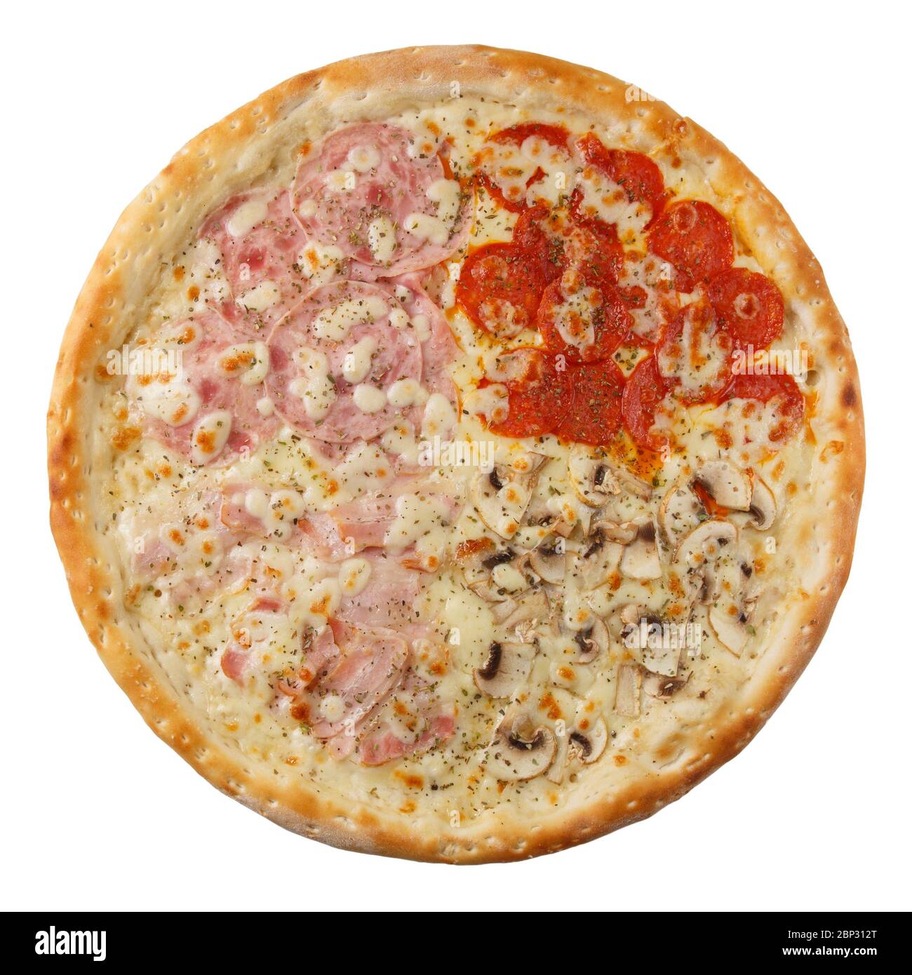 Köstliche italienische Pizza Vier Jahreszeiten mit würzigen Hähnchen, Pilzen und Käse. Stockfoto