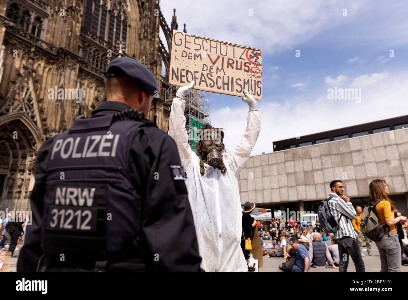 Köln, Deutschland. Mai 2020. Demonstrationen der Koln gegen das rechte Bündnis und Gegner der Corona-Maßnahmen auf dem Roncalliplatz. Köln, 16. Mai 2020 Quelle: dpa/Alamy Live News Stockfoto