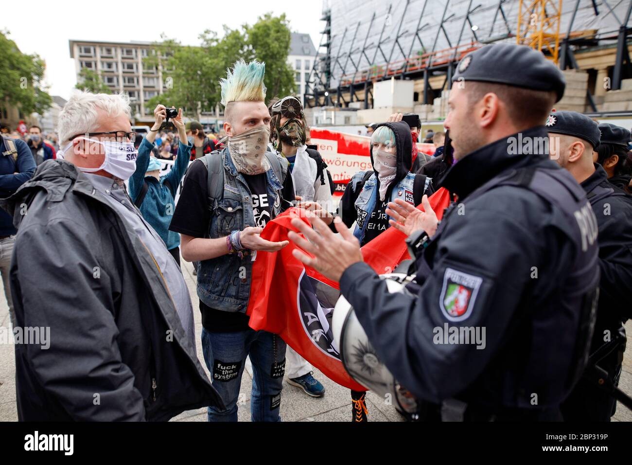 Köln, Deutschland. Mai 2020. Demonstrationen der Koln gegen das rechte Bündnis und Gegner der Corona-Maßnahmen auf dem Roncalliplatz. Köln, 16. Mai 2020 Quelle: dpa/Alamy Live News Stockfoto