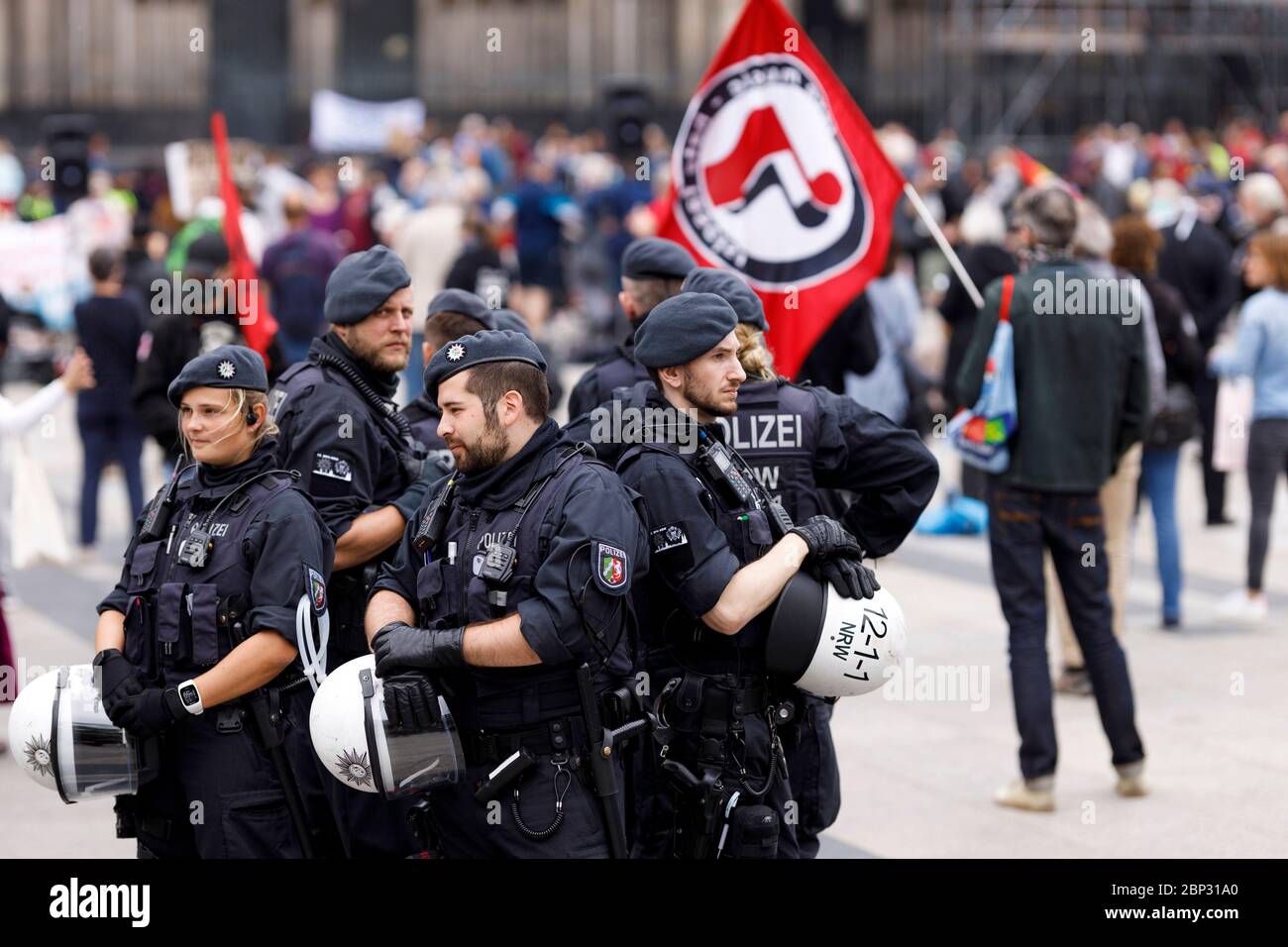 Köln, Deutschland. Mai 2020. Demonstrationen der Koln gegen das rechte Bündnis und Gegner der Corona-Maßnahmen auf dem Roncalliplatz. Köln, 16. Mai 2020 Quelle: dpa/Alamy Live News Stockfoto