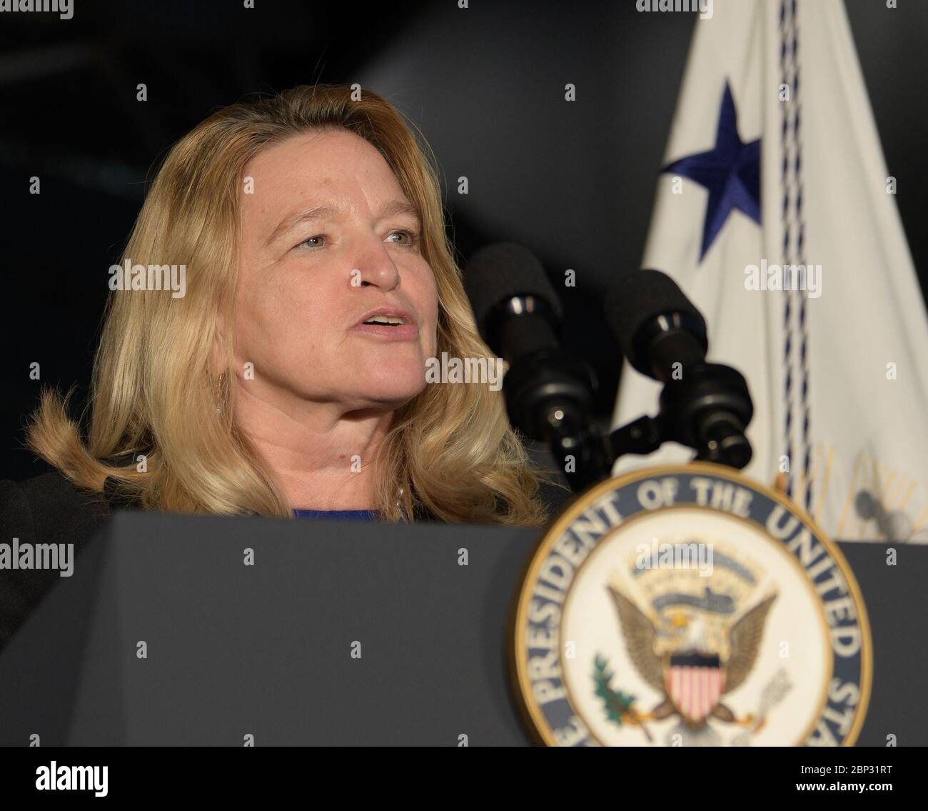 Premiere 'Apollo 11: First Steps Edition' John und Adrienne Mars Direktorin des National Air and Space Museum Ellen Stofan gibt Eröffnungsrede während der Premiere von "Apollo 11: First Steps Edition", Dienstag, 14. Mai 2019, im Smithsonian's National Air and Space Museum in Washington. Stockfoto