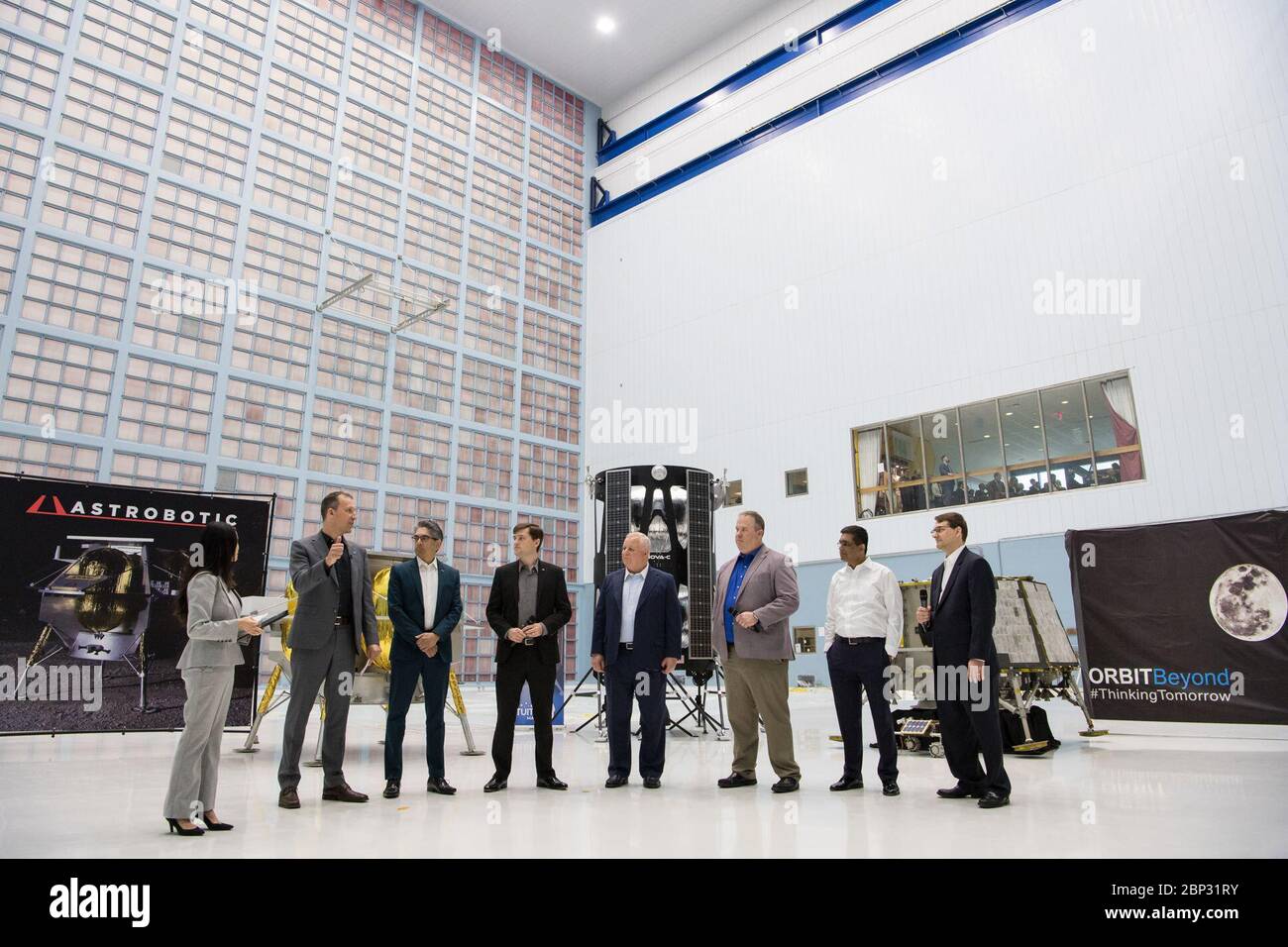 Ankündigung der kommerziellen Mondnutzungsdienste von links nach rechts, NASA-Pressesprecherin, Felicia Chou; NASA-Associate Administrator, Science Mission Directorate, Thomas Zurbuchen; Astrobotic Mission Director, Sharad Bhaskaran; Astrobotic CEO, John Thornton; Vorsitzender des Vorstands der intuitiven Maschinen, kam Ghaffarian; VP of Research and Development of intuitive Machines, Tim Crain; Präsident und CEO von OrbitBeyond, Siba Padhi; und Chief Science Officer, OrbitBeyond, Jon Morse sprechen über ihre Mondlander, Freitag, 31. Mai 2019, im Goddard Space Flight Center in MD. Astrobotic, intuitive Maschine Stockfoto