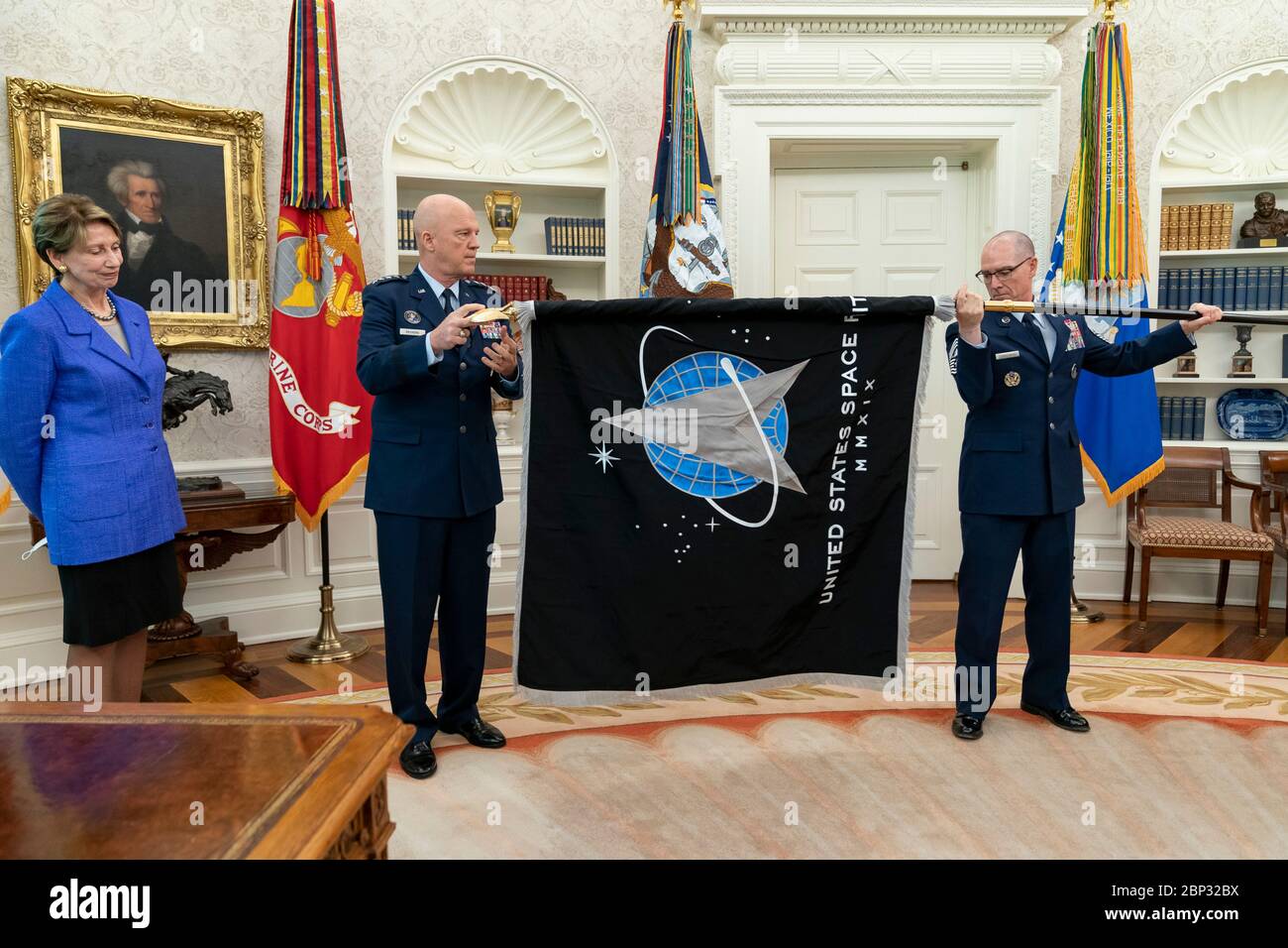 U.S. Space Force CSO Gen. Jay Raymond, Mitte und Senior Enlisted Advisor CmSgt Roger Towberman, rechts, enthüllt die neue Flagge der Space Force, wie sich die Außenministerin der Luftwaffe Barbara Barrett ansieht, während einer Veranstaltung im Oval Office des Weißen Hauses am 15. Mai 2020 in Washington, D.C. Stockfoto