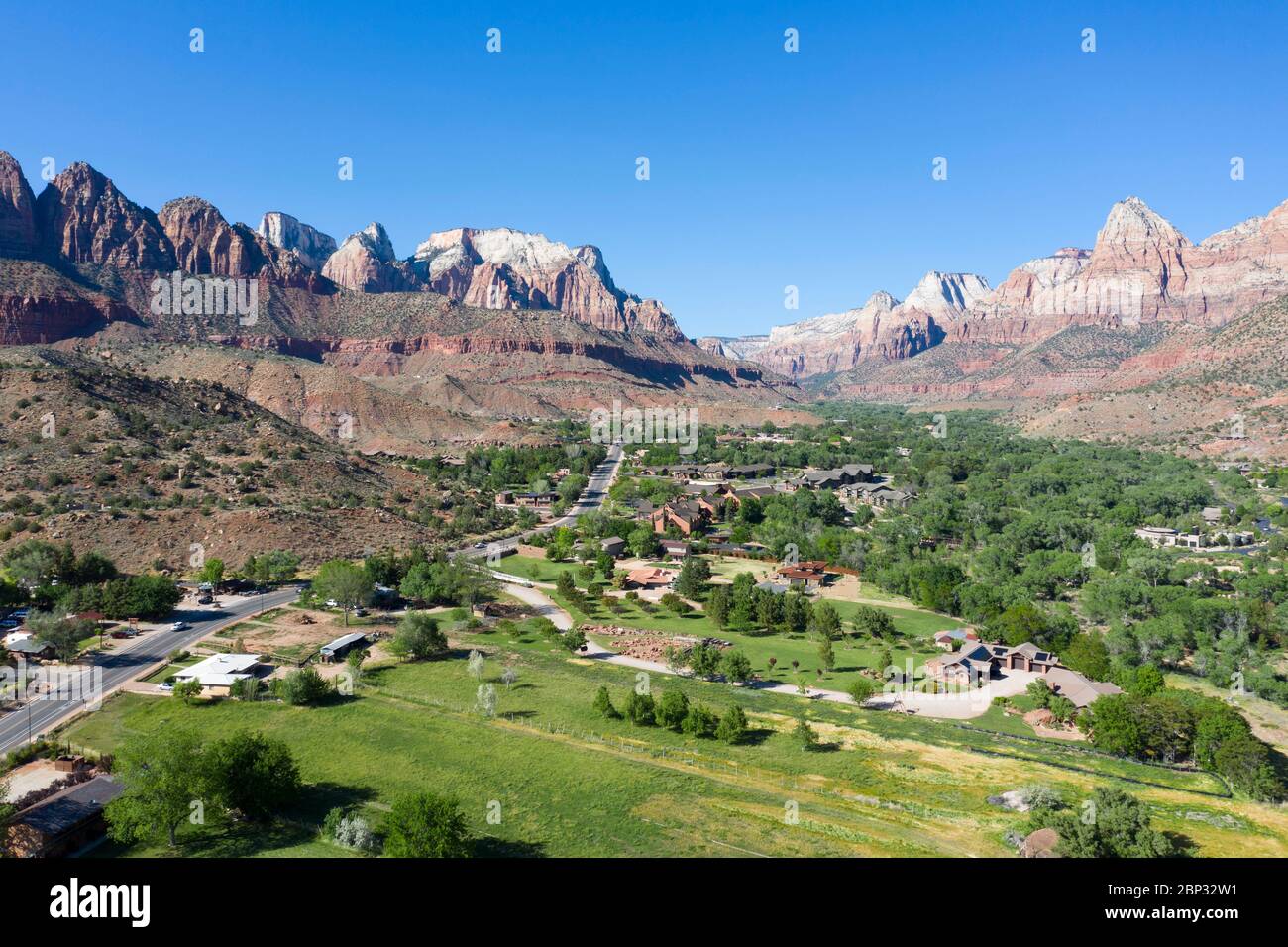 Luftaufnahmen über Springdale, Utah, in einer dramatischen Landschaft am Eingang zum Zion Nationalpark Stockfoto
