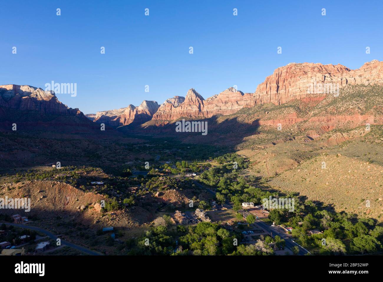 Am späten Nachmittag fällt Licht auf die Tallage von Springdale, Utah in der Nähe des Zion National Park Stockfoto