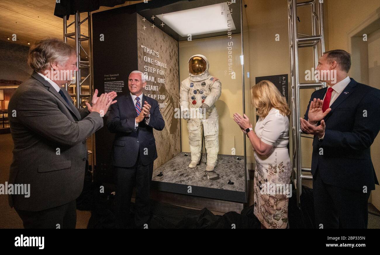 Armstrong Apollo 11 Raumsonde Enthüllung zur Feier des 50. Jahrestages von Apollo 11 wurde der Raumsonde Neil Armstrong der NASA-Astronaut heute in den Wright Brothers und der Erfindung der Aerial Age Gallery des Smithsonian Air and Space Museum in Washington, DC, am 16. Juli 2019, enthüllt. Die Enthüllung des Raumanzugs von links, Rick Armstrong, Sohn von Neil Armstrong, Vizepräsident Mike Pence, Dr. Ellen Stofan, die John and Adrienne Mars Direktorin des National Air and Space Museum, und James Bridenstine, Administrator der NASA. Stockfoto