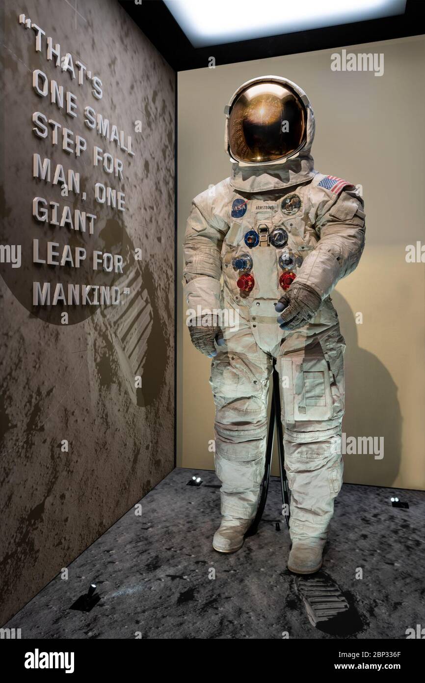 Am 12. Juli 2019 wurde Neil Armstrongs Apollo 11 Raumanzug (A7-L) in der Wright Brothers Gallery des National Air and Space Museum enthüllt, um seiner Rolle bei der ersten Mondlandung am 20. Juli 1969 zu gedenken. Stockfoto