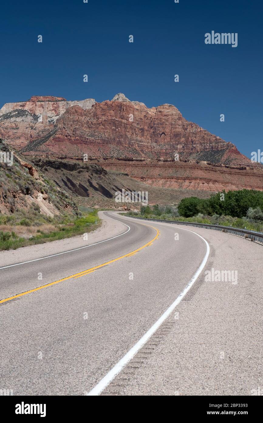 Utah Highway 9 nähert sich Springdale im Sommer Stockfoto