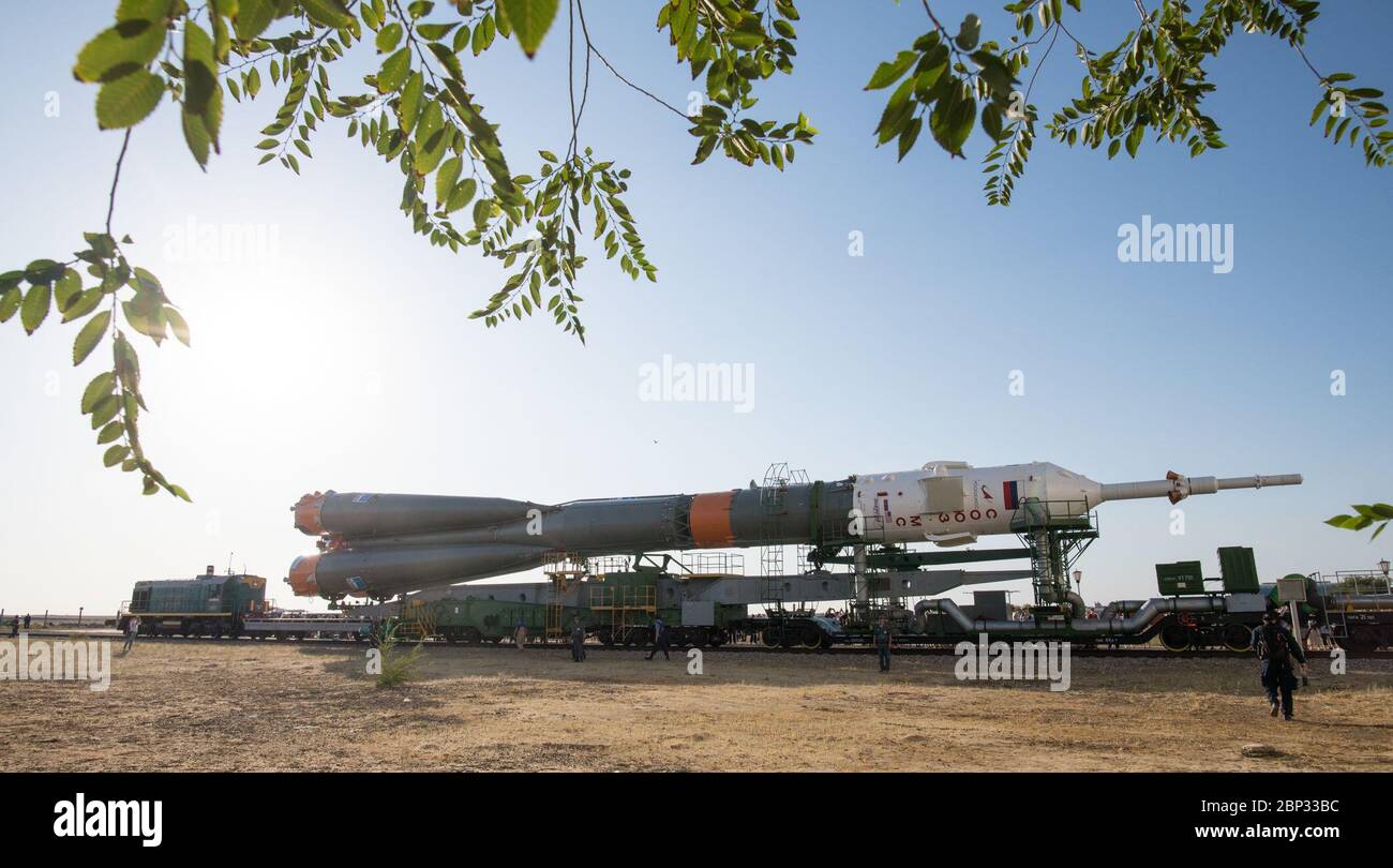 Am 18. Juli 2019 wurde die Sojus-Rakete für die Expedition 60 aus dem Gebäude 112 auf dem Baikonur Kosmodrome in Kasachstan ausgerollt, um den geplanten Start am 20. Juli vorzubereiten. Die Besatzung bestand aus Roscosmos-Kommandeur Alexander Skwortsov, NASA-Flugingenieur Drew Morgan und Luca Parmitano der ESA. Stockfoto