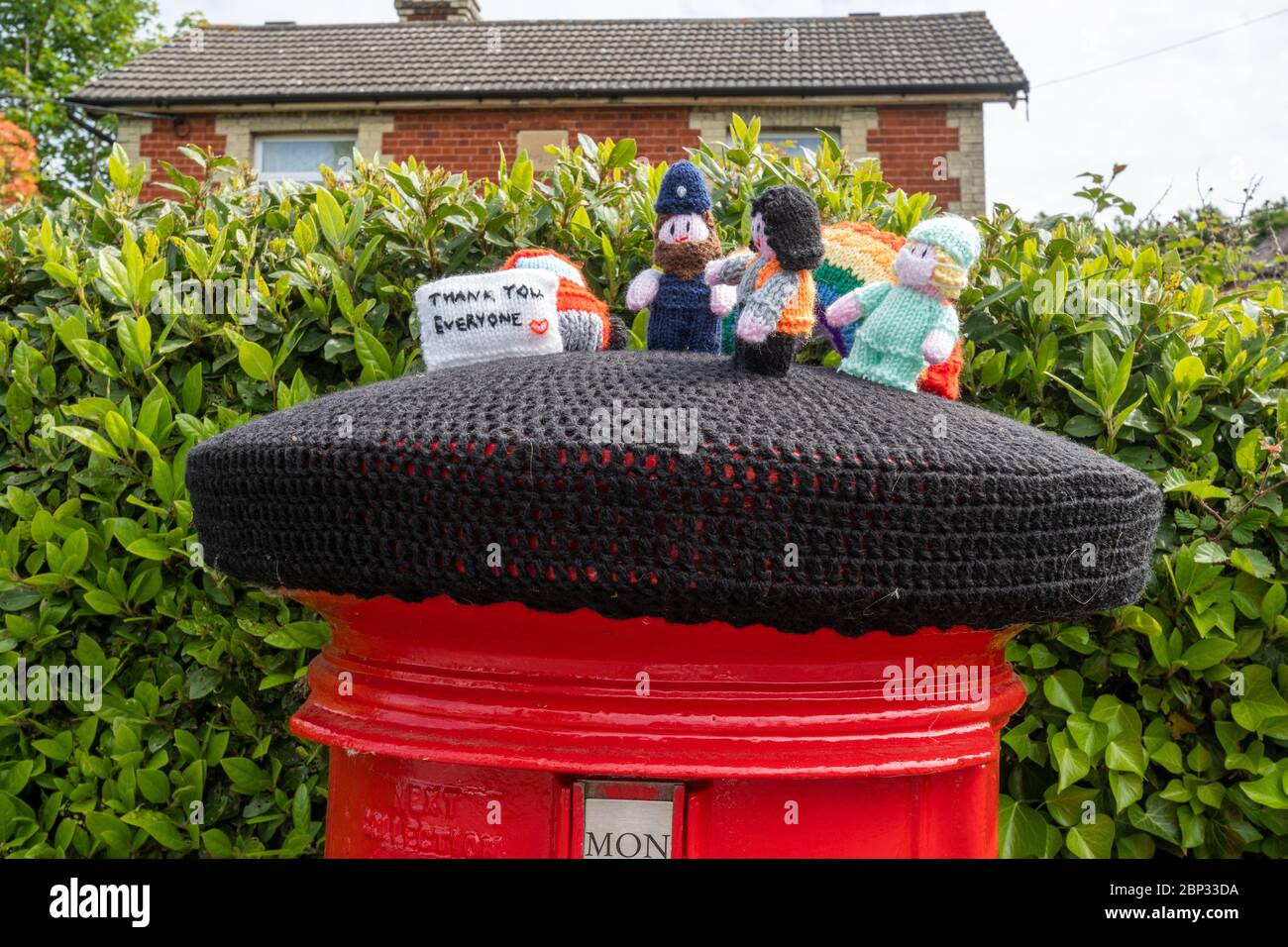 Gestrickte Figuren, die Schlüsselarbeiter auf einer Briefbox im Dorf West End in Surrey, Großbritannien, während der Pandemie des Coronavirus Covid-19 von 2020 darstellen Stockfoto