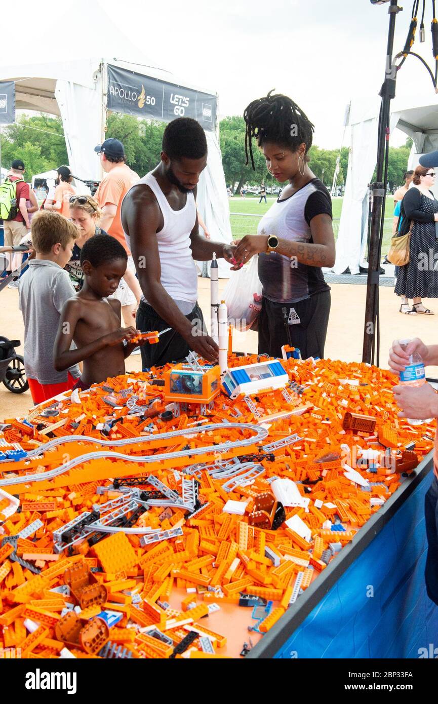 Apollo 11 50. Jubiläum Besucher erkunden die LEGO Ausstellung bei der Apollo 11 50. Jahrestag Feier in der National Mall, Donnerstag, 18. Juli 2019 in Washington. Apollo 11 war die erste Mission, um Astronauten auf dem Mond zu landen und startete am 16. Juli 1969 mit den Astronauten Neil Armstrong, Michael Collins und Buzz Aldrin. Stockfoto