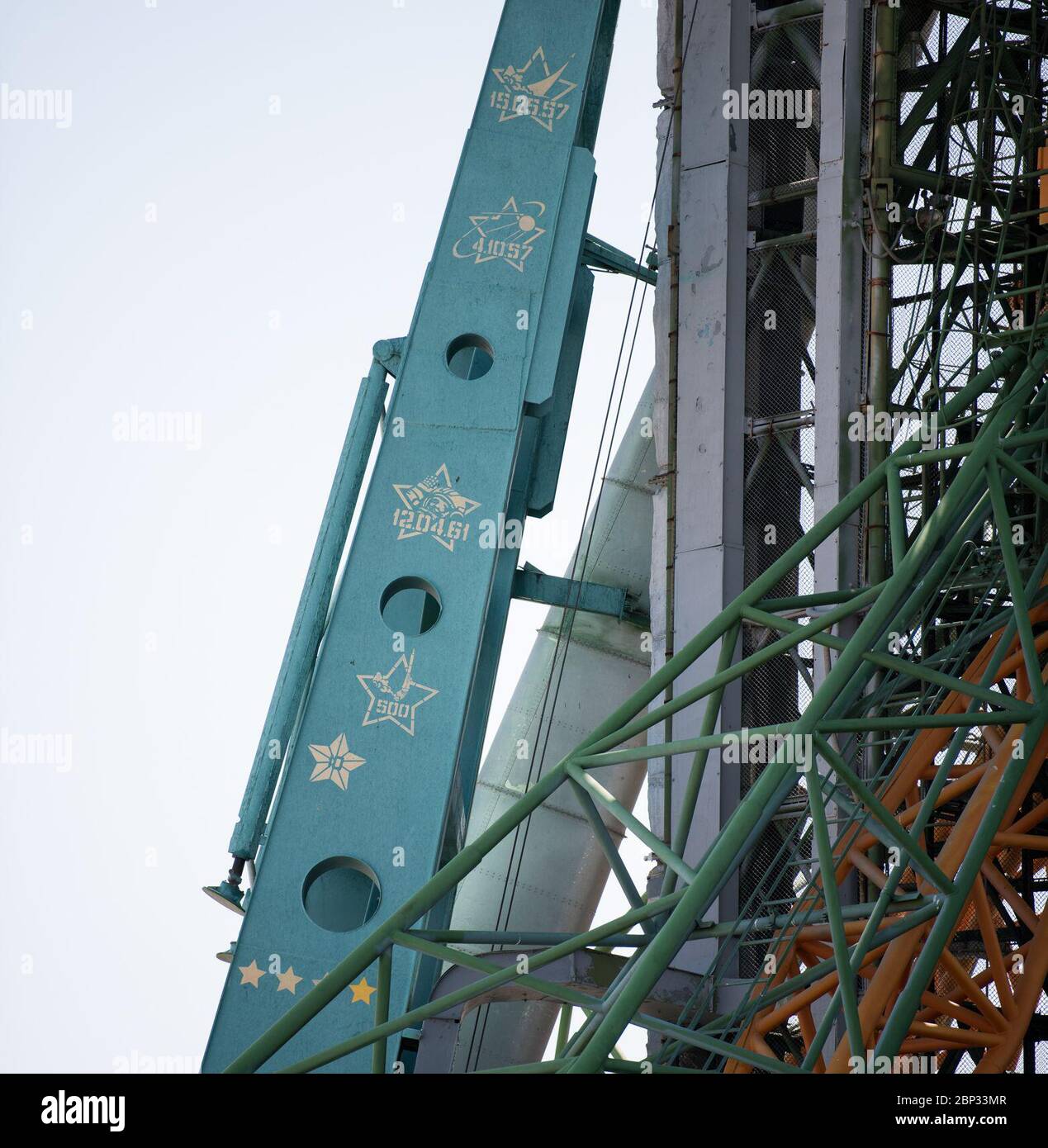 Expedition 60 Preflight die am Freitag, den 19. Juli 2019, gesehenen Markierungen auf der Servicestruktur von Site 1 am Kosmodrom Baikonur zeigen die Meilensteine, die durch Starts vom historischen Block erreicht wurden. Die Markierungen erinnern an den ersten Start von der Matte am 15. Mai 1957, den Start von Sputnik 1 am 4. Oktober 1957, den Start des ersten Menschen, der die Erde umkreist, Juri Gagarin, am 12. April 1961, Und die Tatsache, dass das Pad seit seiner Errichtung der Ort von über 500 Starts von verschiedenen Raketen gewesen ist. Expedition 60 Sojus Kommandant Alexander Skwortsov Roskosmos, Flugingenieur zog Morgan von Stockfoto