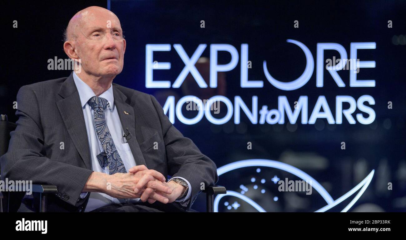 Apollo 11 50. Jubiläum Apollo 10 Astronaut General Thomas Stafford spricht über seine Mission während "NASA's Giant Sprünge: Vergangenheit und Zukunft", eine Live-Fernsehsendung am Freitag, 19. Juli 2019 aus dem Smithsonian National Air and Space Museum in Washington. NASA und die Welt erkennen den 50. Jahrestag von Apollo 11 an, in dem die Astronauten Neil Armstrong, Michael Collins und Buzz Aldrin die erste Mission zur Landung von Astronauten auf dem Mond bemicherten. Stockfoto