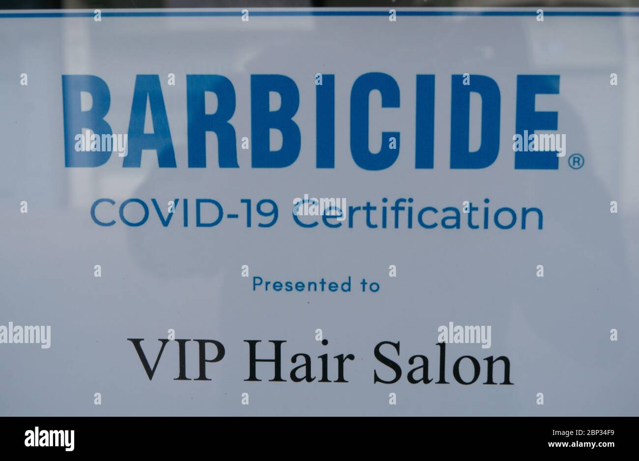 Barbicide Covid-19 Zertifizierung in Salon Fenster. Stourbridge, West Midlands. GROSSBRITANNIEN Stockfoto