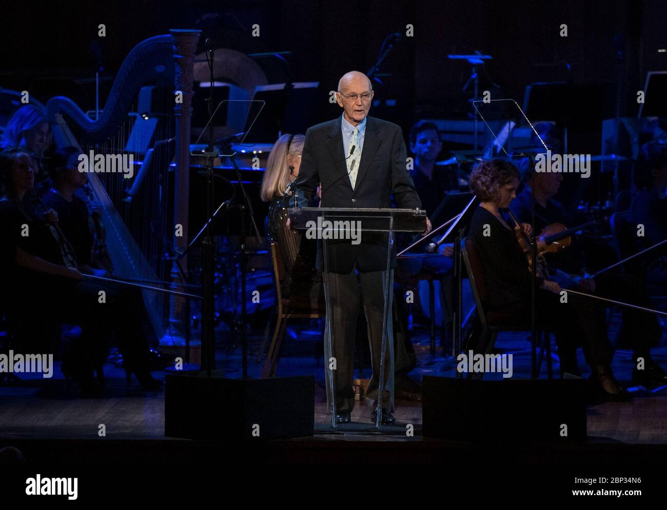 Apollo 11 50. Jahrestag im Kennedy Center der ehemalige Apollo 11 Astronaut Michael Collins spricht während des "National Symphony Orchestra Pops, Apollo 11: A 50th Anniversary, One Small Step, One Giant Leap" ein Programm mit musikalischen Acts, Referenten und Bildern und Videos zum Thema Weltraum, am Samstag, den 20. Juli 2019 im John F. Kennedy Center for the Performing Arts in Washington. NASA und das Land erkennen den 50. Jahrestag von Apollo 11 an, in dem die Astronauten Neil Armstrong, Michael Collins und Buzz Aldrin die erste Mission zur Landung von Astronauten auf dem Mond bemicherten. Stockfoto