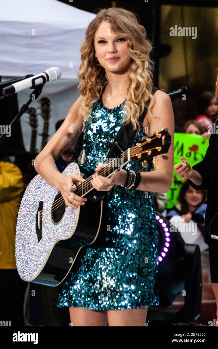 NEW YORK, NY, USA - 29. MAI 2009: Taylor Swift tritt auf der "Today" Show Concert Series von NBC am Rockefeller Plaza auf. Stockfoto