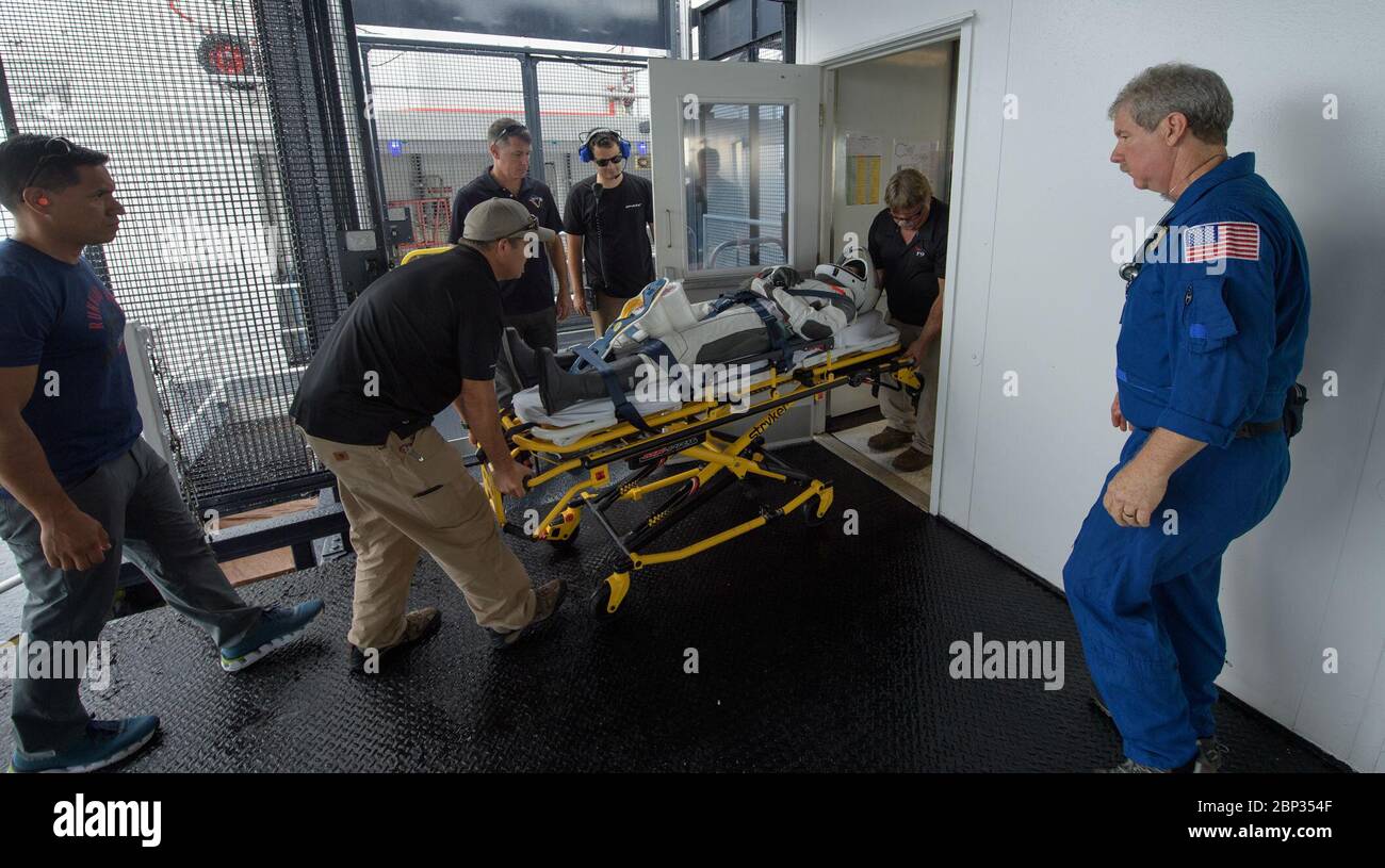 Am 15. August 2019 führen NASA und SpaceX-Teams eine Evakuierungsprobe an Bord des GO Searcher-Schiffes im Atlantik vor Cape Canaveral, Florida, durch, um sich auf die Wiederherstellung des Astronauten während der Demo-2-Mission vorzubereiten. Stockfoto