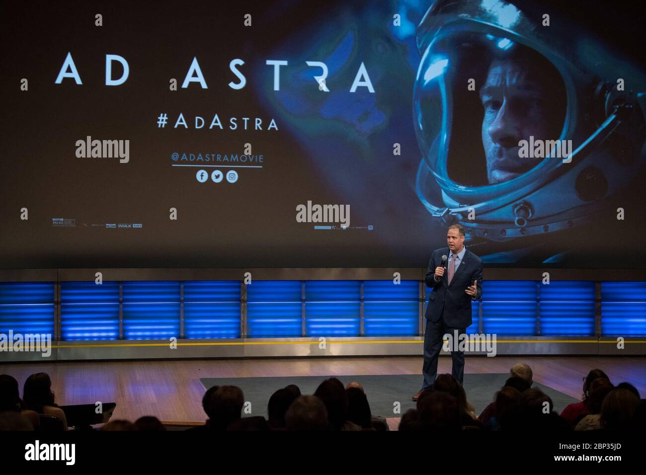 Am 16. September 2019 sprach der NASA-Administrator Jim Bridenstine vor einer Filmvorführung *Ad Astra* bei der National Geographic Society in Washington, D.C. der Film zeigt Brad Pitt als Astronaut Roy McBride in der Mission, die Menschheit zu retten. Stockfoto