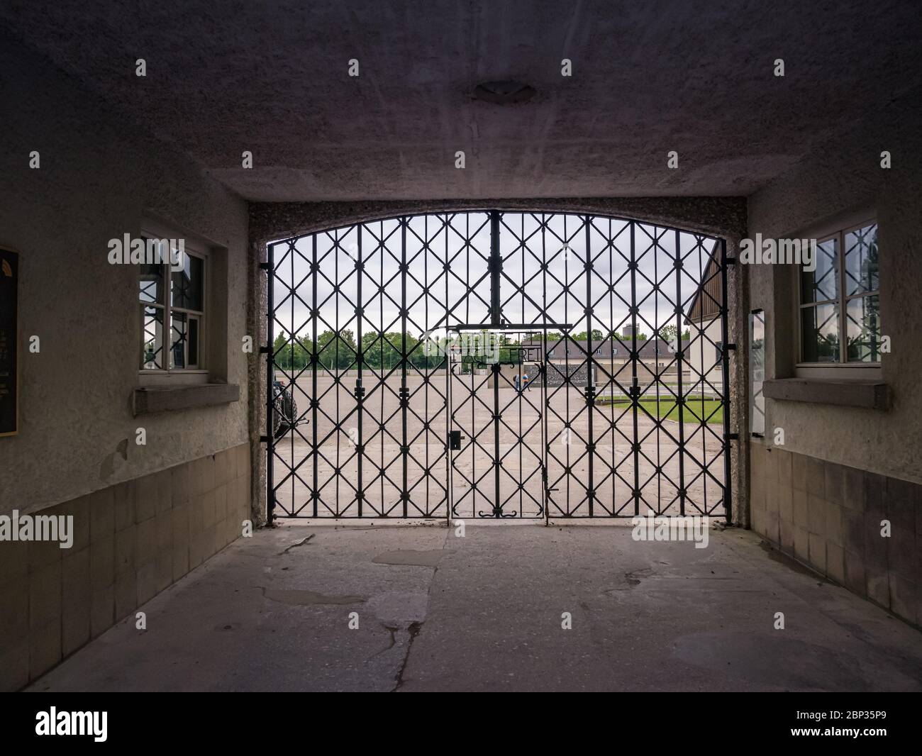 Eingang zum Konzentrationslager Dachau mit Tor Stockfoto