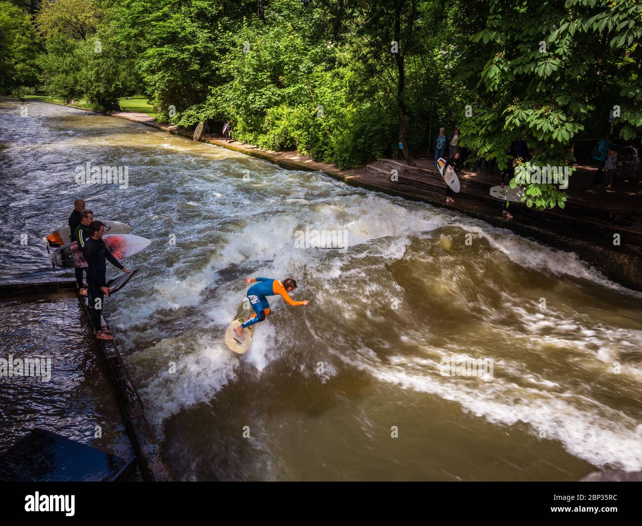 Surfen auf einer von einem Mann gemachten Welle auf städtischen Fluss Stockfoto