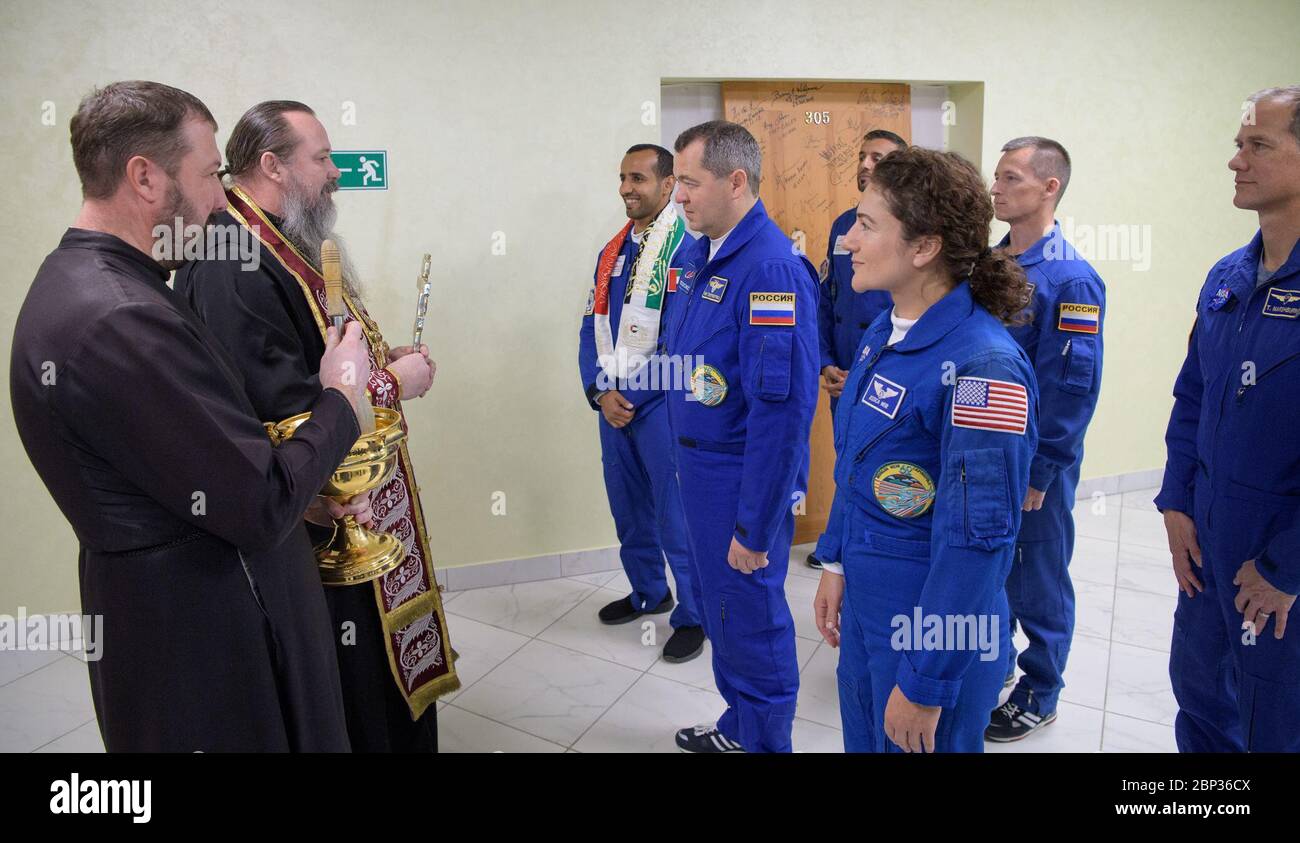 Expedition 61 Crew Blessing Russischer orthodoxer Priester Pater Sergei segnet die Expedition 61 Primzahl- und Backup-Crews im Kosmonauten-Hotel, bevor die Crew am Mittwoch, 25. September 2019 in Baikonur, Kasachstan zum Start auf einer Sojus-Rakete abreist. Die Expedition 61-Besatzungsmitglieder Jessica Meir von der NASA und Oleg Skripochka von Roskosmos und Raumflugteilnehmer Haszaa Ali Almansoori aus den Vereinigten Arabischen Emiraten starten später am Tag mit der Sojus MS-15-Sonde vom Kosmodrom Baikonur zur Internationalen Raumstation. Stockfoto