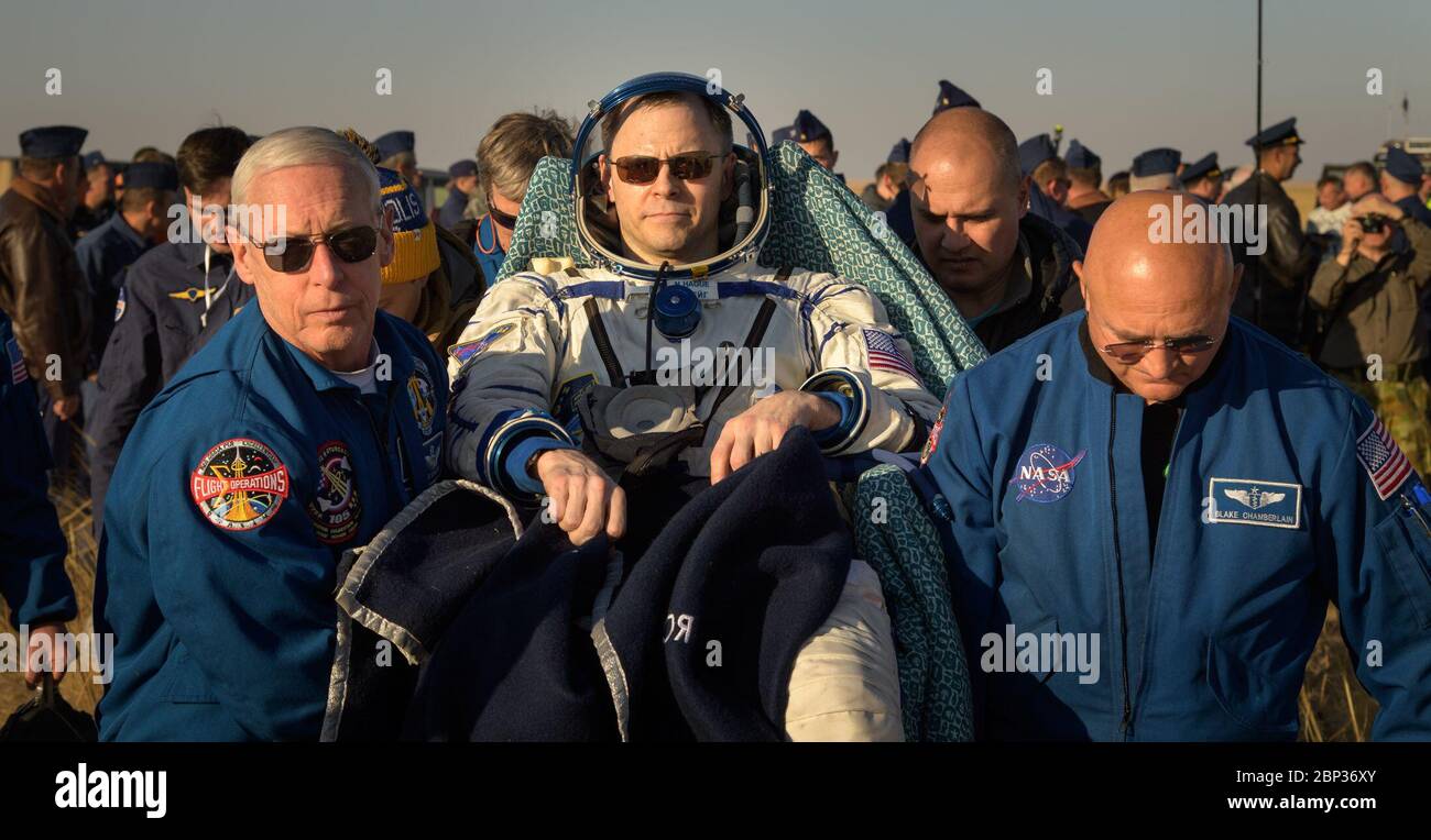 Expedition 60 Sojus MS-12 Landeexpedition 60 Besatzungsmitglied Nick Hague von der NASA wird vom NASA-Chef Pat Forrester in ein medizinisches Zelt getragen, links, Und der NASA-Flugchirurg Blake Chamberlain, rechts, nachdem er und sein Mitstreiter der Expedition 60, Alexey Ovchinin von Roskosmos und der Gastastronaut Haszaa Ali Almansoori von den Vereinigten Arabischen Emiraten, am Donnerstag, 3. Oktober 2019, in ihrer Sojus MS-12-Raumsonde in der Nähe der Stadt Zhezkazgan, Kasachstan gelandet waren. Hague und Ovchinin kehren nach 203 Tagen im All zurück, wo sie als Mitglieder der Expedition 59 und 60 Besatzungen an Bord der Internationa dienten Stockfoto