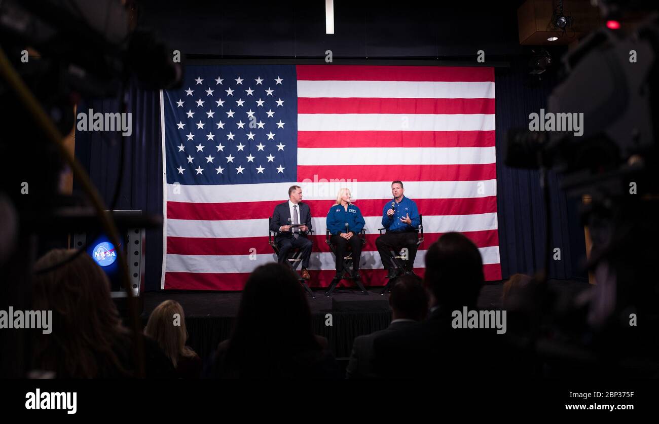 Artemis Generation Spacesuit Event NASA Administrator Jim Bridenstine, links, NASA Astronaut Kate Rubins, und Chris Hansen, Manager des Extravehicular Activity Office am NASA Johnson Space Center werden während einer Podiumsdiskussion beim Artemis Generation Spacesuit Event, Dienstag, 15. Oktober 2019 am NASA-Hauptsitz in Washington gesehen. Der Anzug der Exploration Extravehicular Mobility Unit (xEMU) verbessert sich an den Anzügen, die zuvor während der Apollo-Ära auf dem Mond getragen wurden, und an denen, die derzeit für Spacewalks außerhalb der Internationalen Raumstation verwendet werden Stockfoto