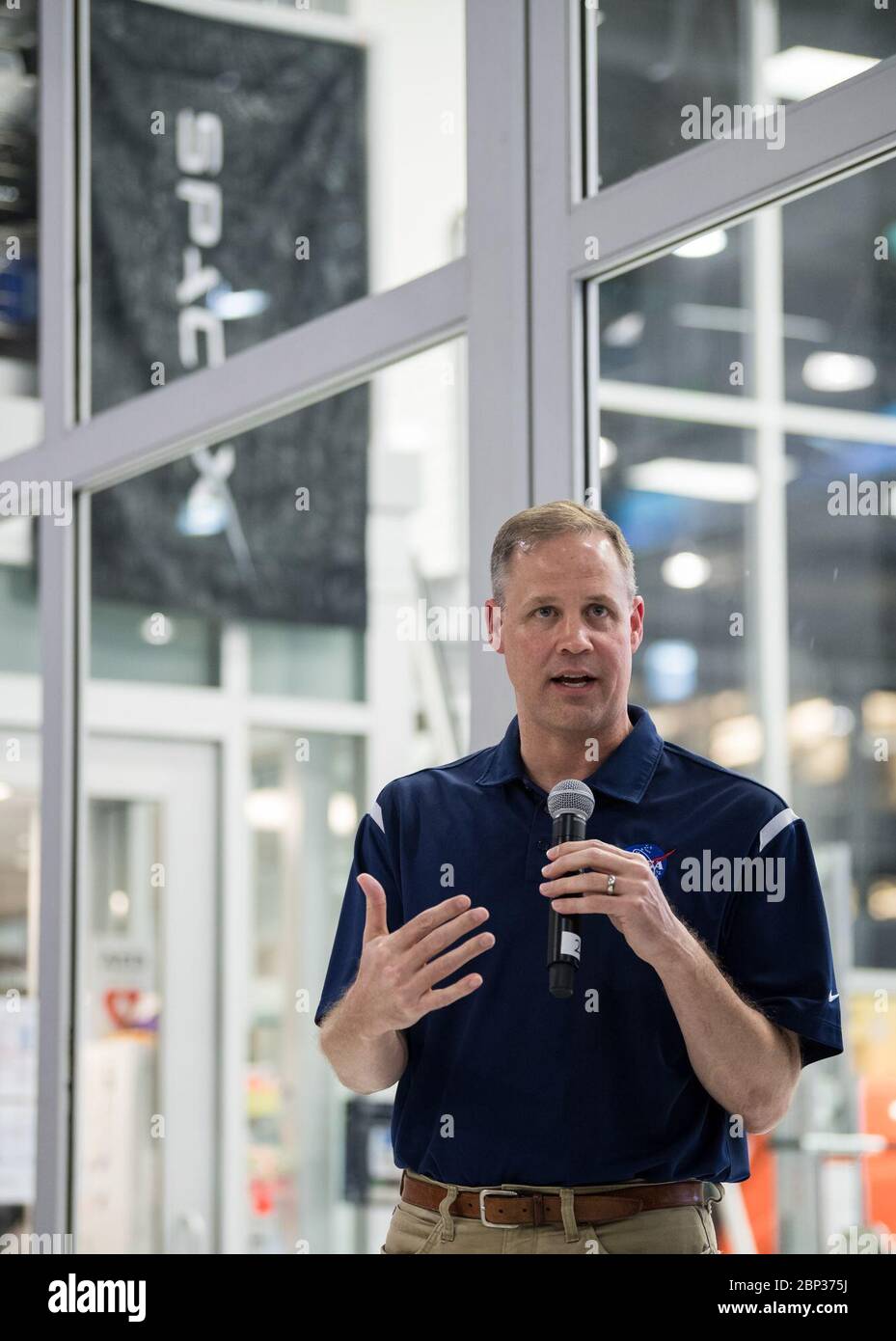NASA-Administrator Jim Bridenstine beantwortet am 10. Oktober 2019 Fragen vor der Crew Dragon im SpaceX-Hauptquartier in Hawthorne, Kalifornien. Die Crew Dragon wurde für die Demo-2-Mission vorbereitet, die Teil des NASA Commercial Crew Program ist. Stockfoto NASA-Administrator Jim Bridenstine beantwortet am 10. Oktober 2019 Fragen vor der Crew Dragon im SpaceX-Hauptquartier in Hawthorne, Kalifornien. Die Crew Dragon wurde für die Demo-2-Mission vorbereitet, die Teil des NASA Commercial Crew Program ist. Stockfoto