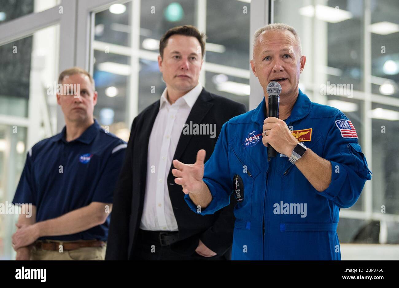 Am 10. Oktober 2019 besuchte NASA-Administrator Jim Bridenstine das SpaceX-Hauptquartier in Hawthorne, KALIFORNIEN, wo Astronaut Doug Hurley vor der Crew Dragon, die für die Demo-2-Mission vorbereitet wurde, Medienfragen beantwortete. Hurley und der Astronaut Bob Behnken wurden beauftragt, an Bord des Raumschiffs zu fliegen. Stockfoto Am 10. Oktober 2019 besuchte NASA-Administrator Jim Bridenstine das SpaceX-Hauptquartier in Hawthorne, KALIFORNIEN, wo Astronaut Doug Hurley vor der Crew Dragon, die für die Demo-2-Mission vorbereitet wurde, Medienfragen beantwortete. Hurley und der Astronaut Bob Behnken wurden beauftragt, an Bord des Raumschiffs zu fliegen. Stockfoto