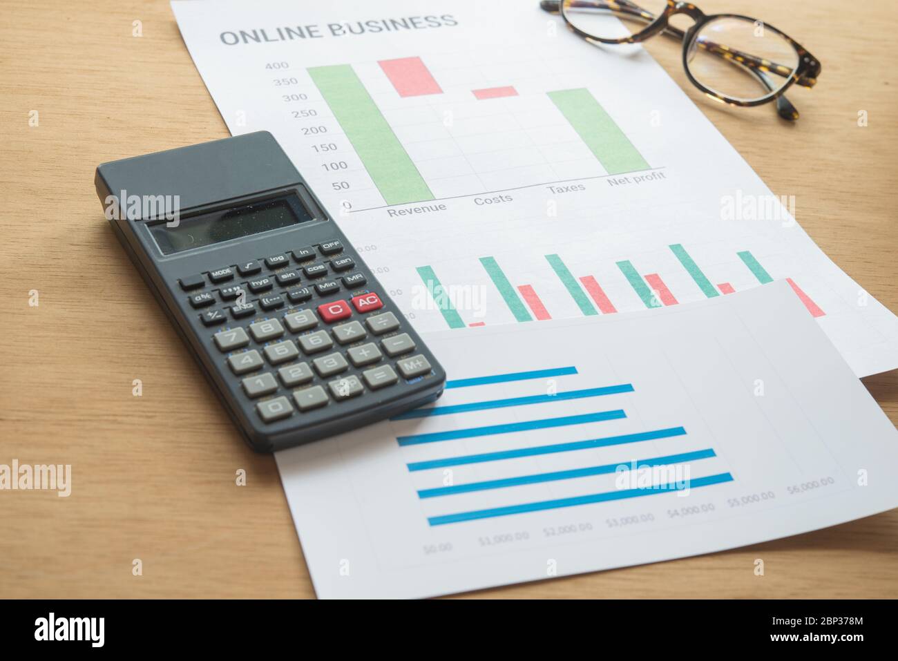 Junge Unternehmen beschäftigt arbeiten, Unternehmer Analyse von Finanzinformationen als Grafik Stockfoto