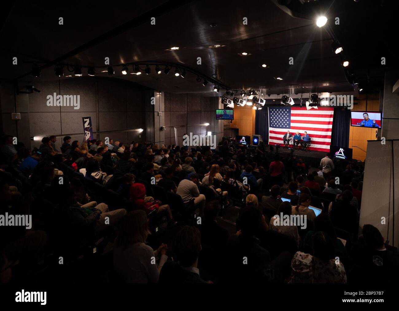 Artemis Generation Spacesuit Event NASA Associate Administrator für das Büro für Kommunikation Bettina Inclán moderiert eine Podiumsdiskussion mit NASA Administrator Jim Bridenstine, NASA-Astronautin Kate Rubins, Und Chris Hansen, Manager des Extravehicular Activity Office am NASA Johnson Space Center während der Artemis Generation Spacesuit Veranstaltung, Dienstag, 15. Oktober 2019 am NASA-Hauptsitz in Washington. Der Anzug der xEMU (Exploration Extravehicular Mobility Unit) verbessert sich gegenüber den Anzügen, die zuvor während der Apollo-Ära auf dem Mond getragen wurden, und denen, die derzeit für Spacewalks außerhalb des Interna verwendet werden Stockfoto