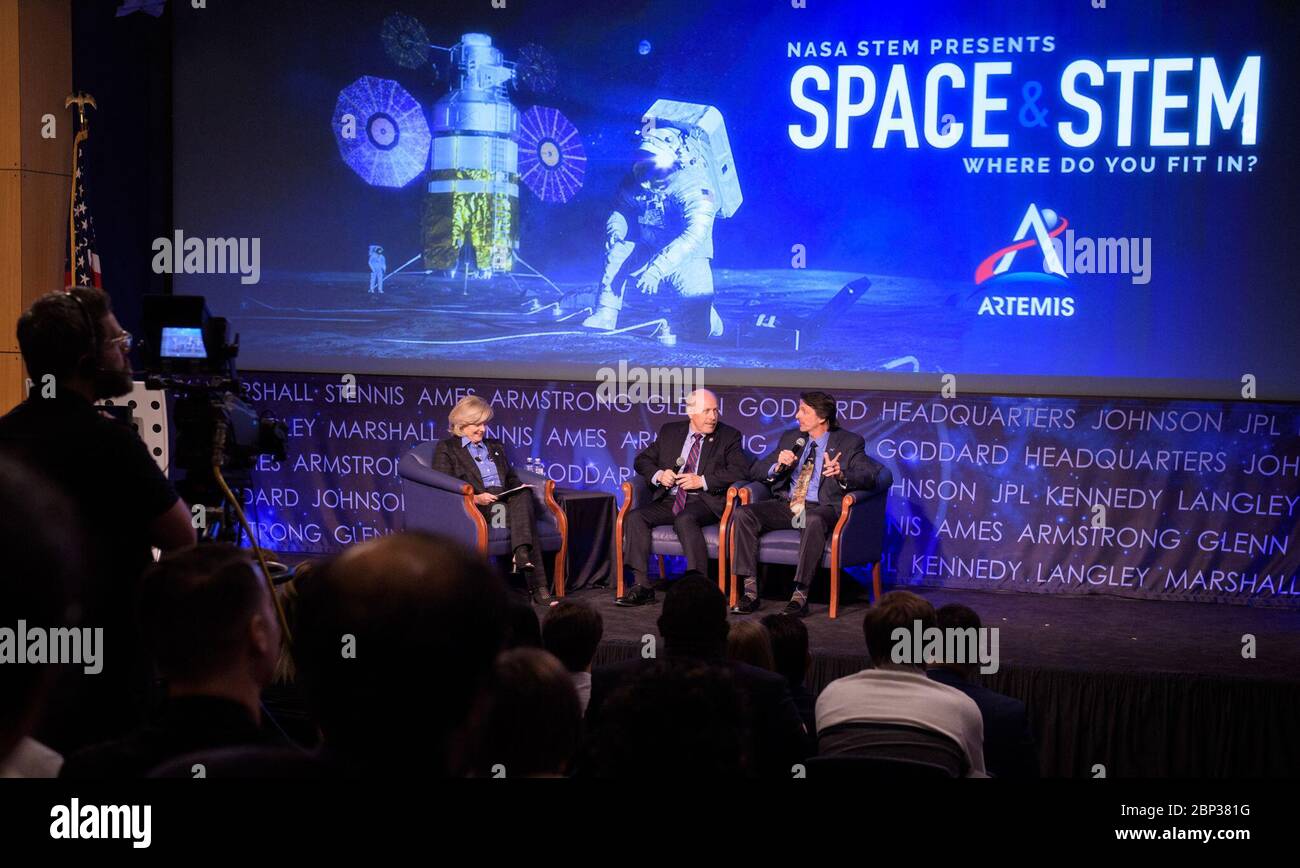 Space & STEM - wie passen Sie in Steve Clarke, Deputy Associate Administrator für Exploration in NASA Science Mission Directorate, rechts, wird mit Ken Bowersox, Acting Associate Administrator für NASA Human Exploration and Operations Mission Directorate, Center gesehen, Und Jody Singer, Direktor des Marshall Space Flight Center der NASA, verließ das Institut während einer interaktiven STEM-Diskussion mit Studenten, die am 23. Internationalen Astronautischen Kongress am Mittwoch, dem 2019. Oktober, im NASA-Hauptquartier in Washington teilnahmen. Stockfoto