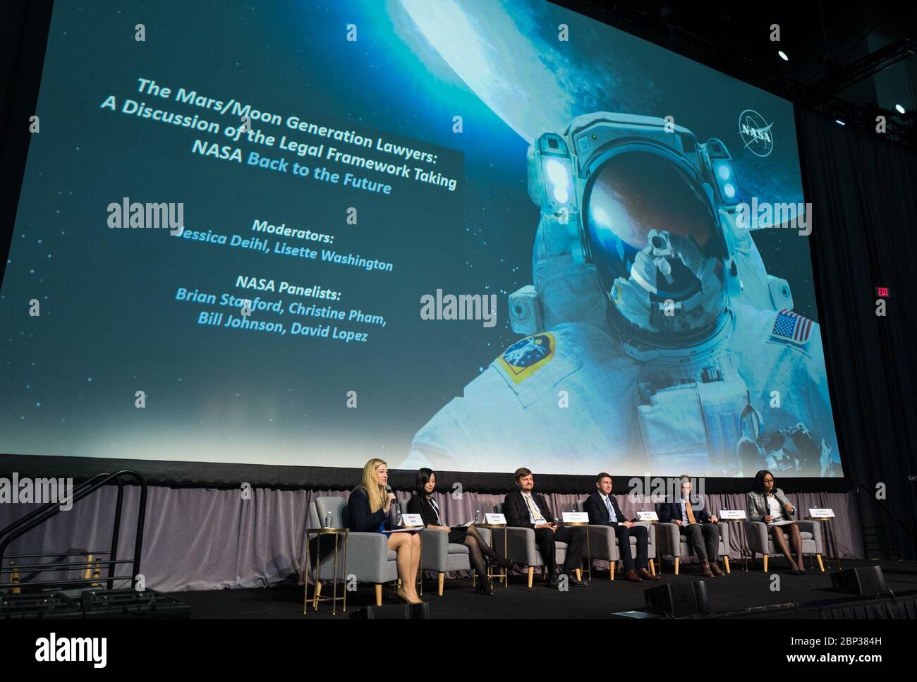 70. Internationaler Astronautical Congress Jessica Deihl, Rechtsanwältin am Goddard Space Flight Center der NASA, links, Christine Pham, Rechtsanwältin am NASA-Hauptsitz, Bill Johnson, Rechtsanwältin am Glenn Research Center der NASA, David Lopez, Rechtsanwältin am NASA-Hauptsitz, Brian Stanford Rechtsanwältin am NASA-Hauptsitz, Und Lisette Washington, eine Rechtsanwältin am NASA-Hauptquartier, wird während einer „The Moon/Mars Generation Lawyers: A Discussion of the Legal Framework Taking NASA Back to the Future“ beim 70. Internationalen Astronautischen Kongress am Donnerstag, 24. Oktober 2019, im Walter E. Washington gesehen Stockfoto