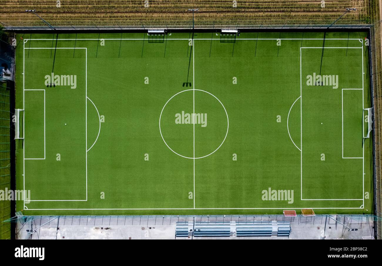 Caramagna, Italien - 17. Mai 2020: (ANMERKUNG DER REDAKTION: Bild wurde mit einer Drohne erstellt.) Luftaufnahme zeigt einen leeren Fußballplatz. Die Sperrung aufgrund des COVID-19 Coronavirus Notfalls Verbot alle sportlichen Aktivitäten. Quelle: Nicolò Campo/Alamy Live News Stockfoto