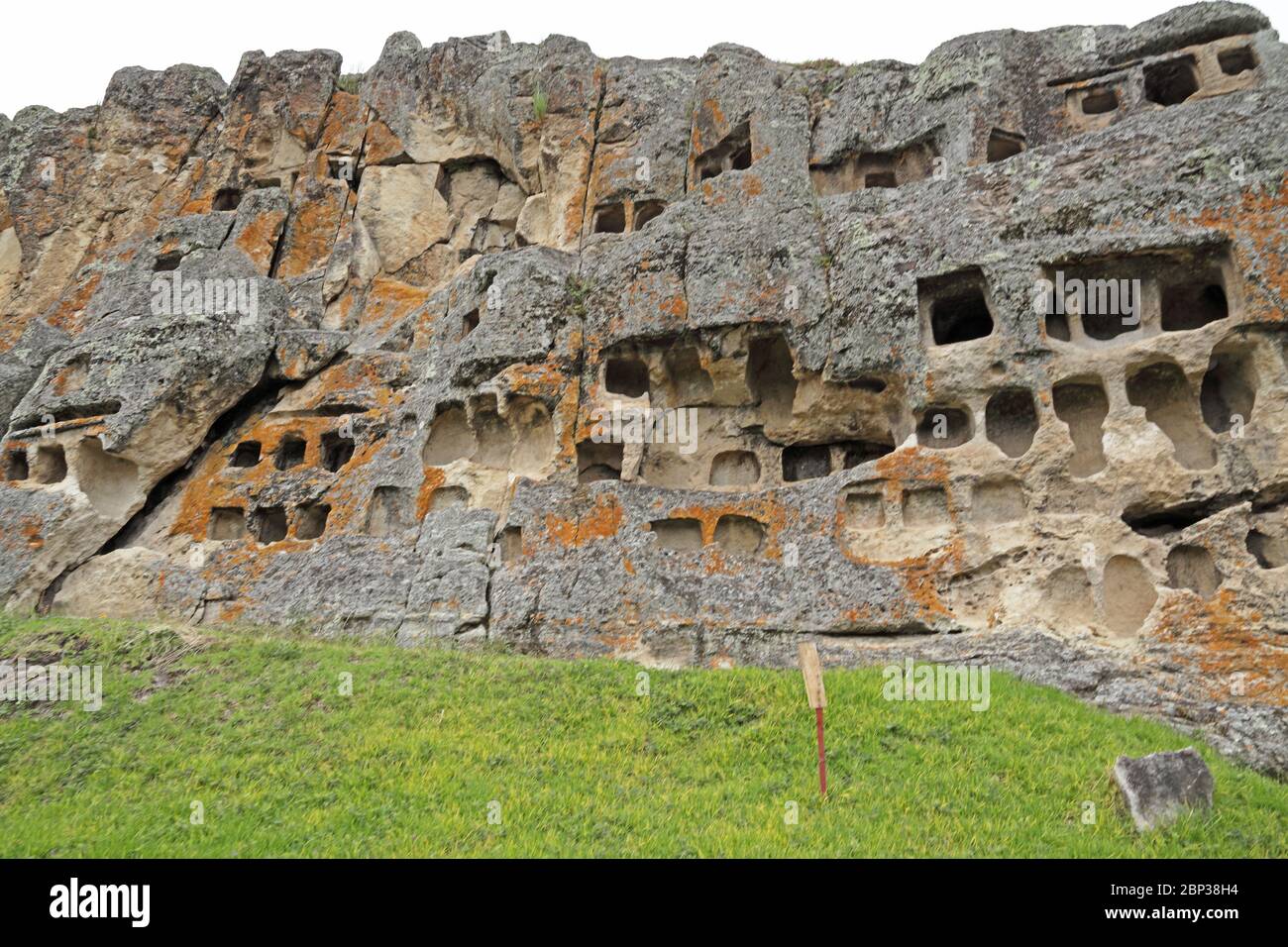 Krypten in die Felswand Otuzco archäologische Stätte, in der Nähe von Cajamarca, Peru März geschnitten Stockfoto