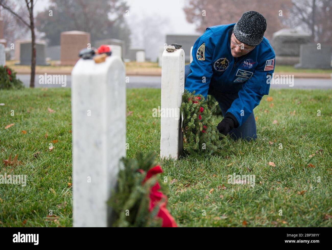 Doug Wheelock nimmt an Kränzen über den America Day Teil NASA-Astronaut Doug Wheelock legt einen Kränz an der Grabmarke von Roger Chaffee von Apollo 1 als Teil des National Kränze über den America Day, Sa., 14. Dezember 2019 auf dem Arlington National Cemetery in Arlington, VA. National Kränze quer durch Amerika Tag wird jährlich statt, um das Leben von Militärveteranen und Kränze sind am Fuße jedes Grabstein platziert feiern. Wheelock ehrte diejenigen, die ihr Leben auf der Suche nach Weltraumforschung verloren haben, sowie andere Servicemitglieder. Stockfoto