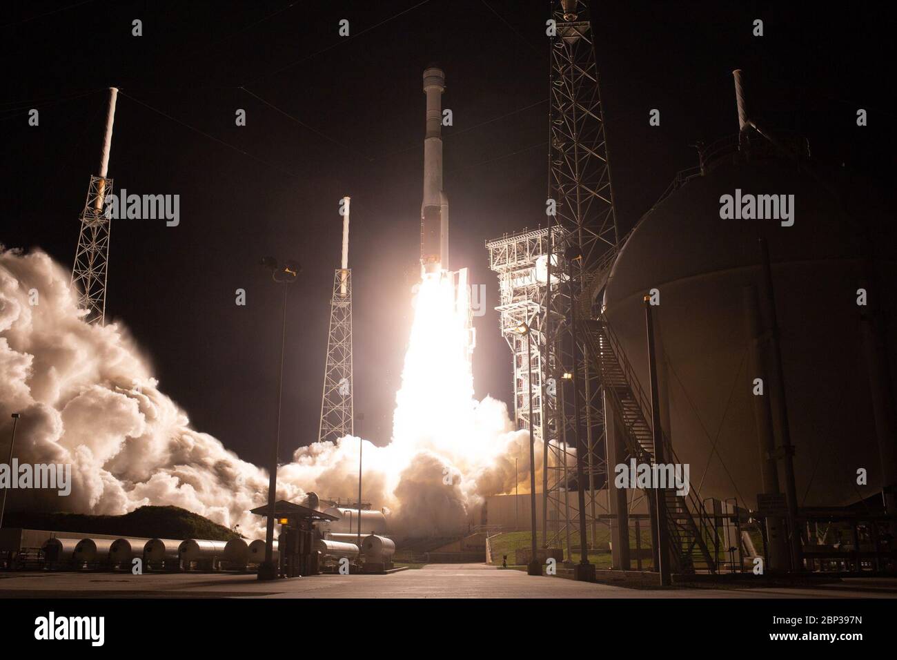 Boeing Orbital Flight Test starten EINE United Launch Alliance Atlas V Rakete mit Boeings CST-100 Starliner Raumschiff an Bord startet vom Space Launch Complex 41, Freitag, 20. Dezember 2019, an Cape Canaveral Air Force Station in Florida. Nach einem erfolgreichen Start um 6:36 Uhr EST befindet sich Boeings CST-100 Starliner in einer ungeplanten, aber stabilen Umlaufbahn. Das Team prüft, welche Testziele erreicht werden können, bevor das Raumschiff wieder an Land in White Sands, New Mexico. Stockfoto